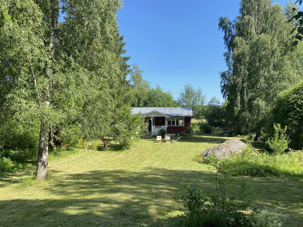 Säljarens bild över huset från en fin sommardag 