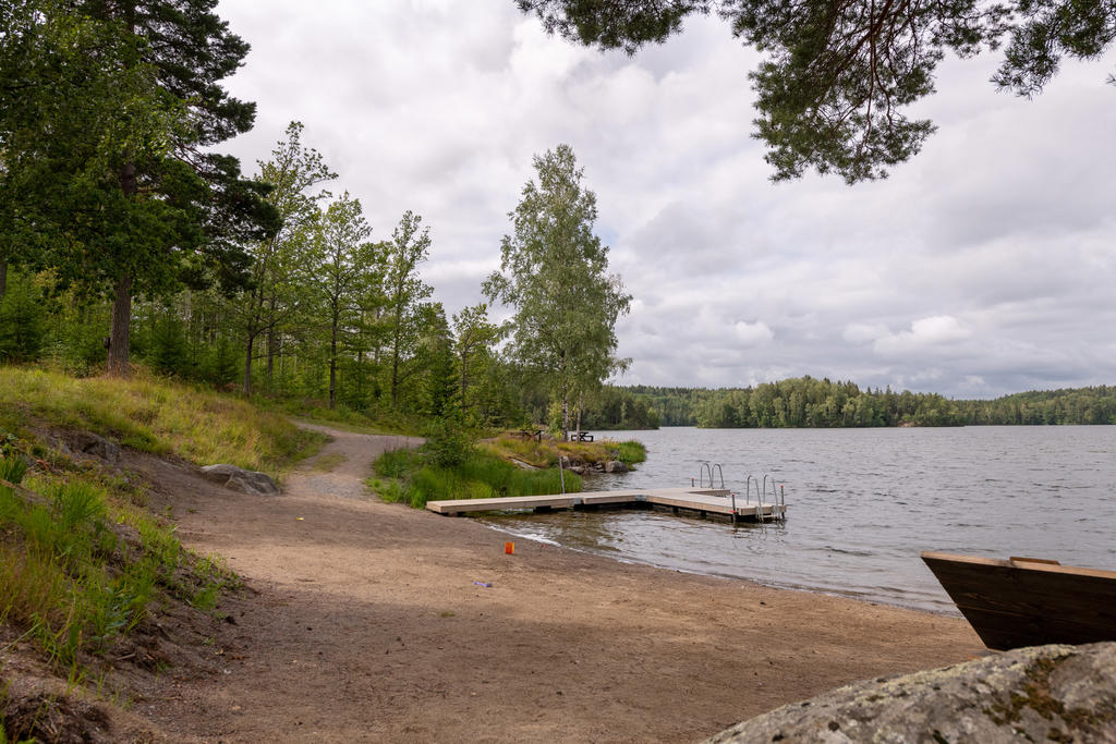 Områdets större badstrand ca tio minuter från fastigheten 