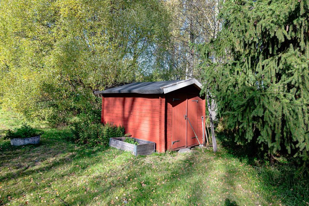 Redig förrådsbyggnad med plats diverse trädgårdsmöbler, grill och redskap 