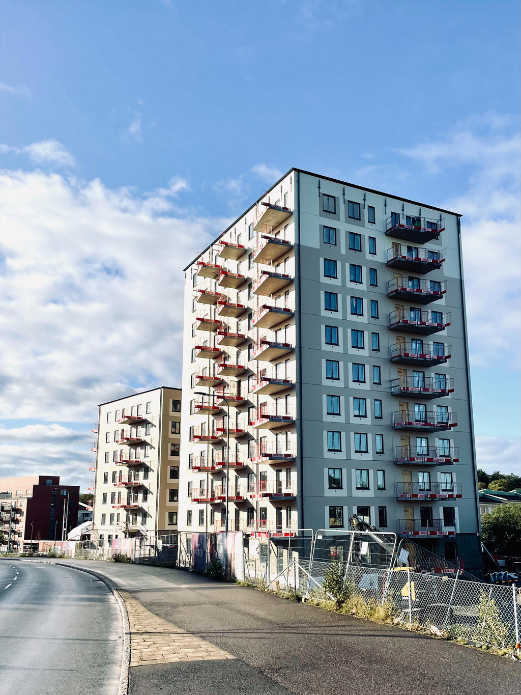 Med gångavstånd till skola, spårvagnshållplats och parken som håller på att anläggas intill.