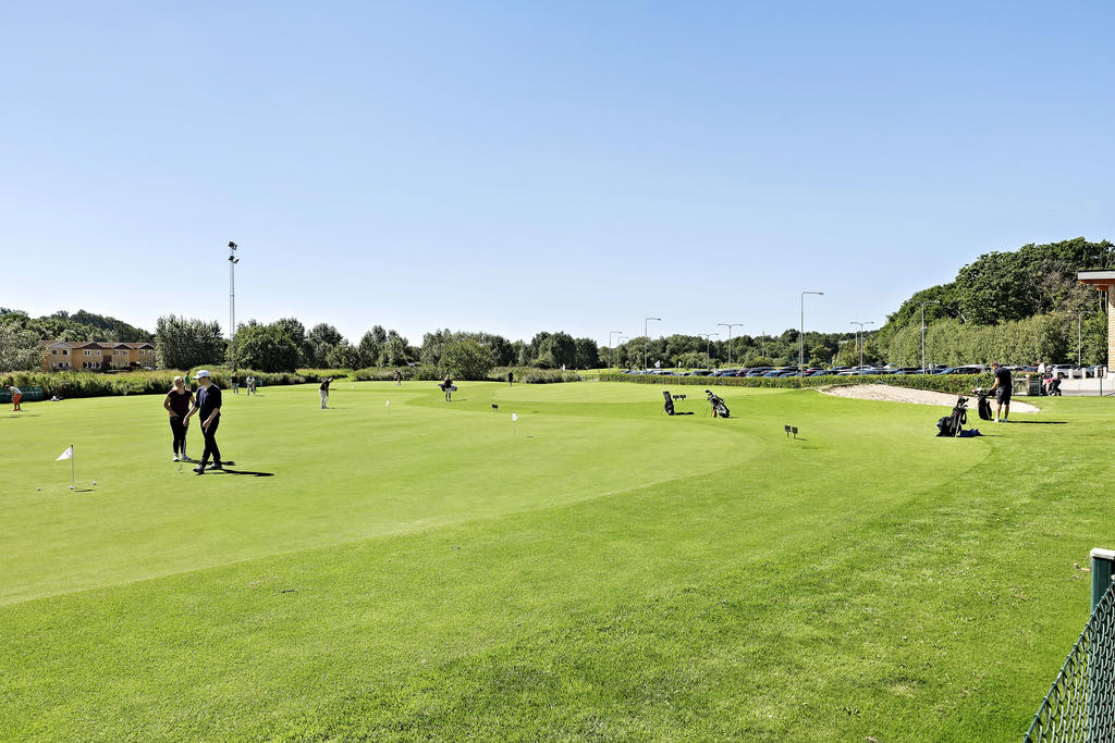 För den golfintresserade ligger populära World of Golf i anslutning till området.