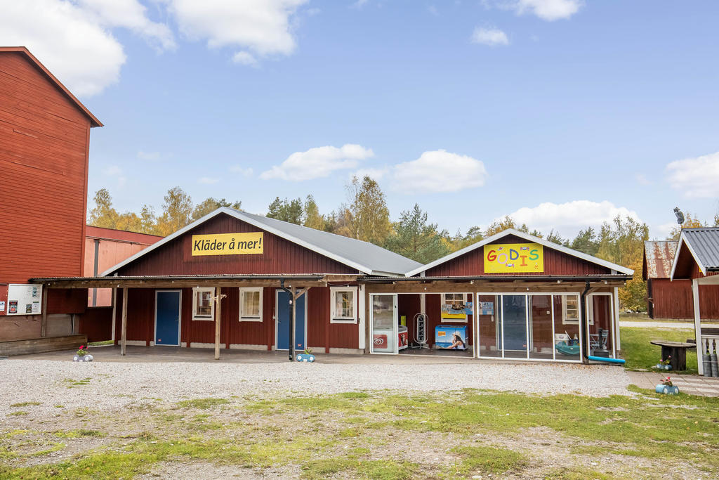 Till vänster två klädbutiker. Till höger godisbutiken