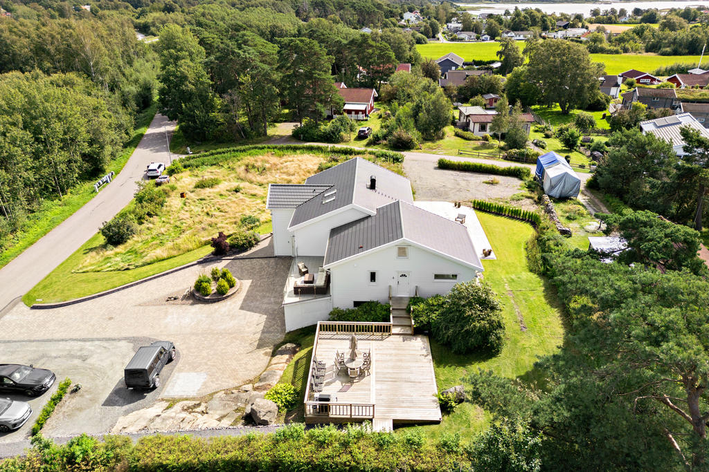 Lägenheten om två rum och kök samt loft erbjuder även en stor fin balkong och stor terrass ger goda hyresintäkter om man vill hyra ut. 