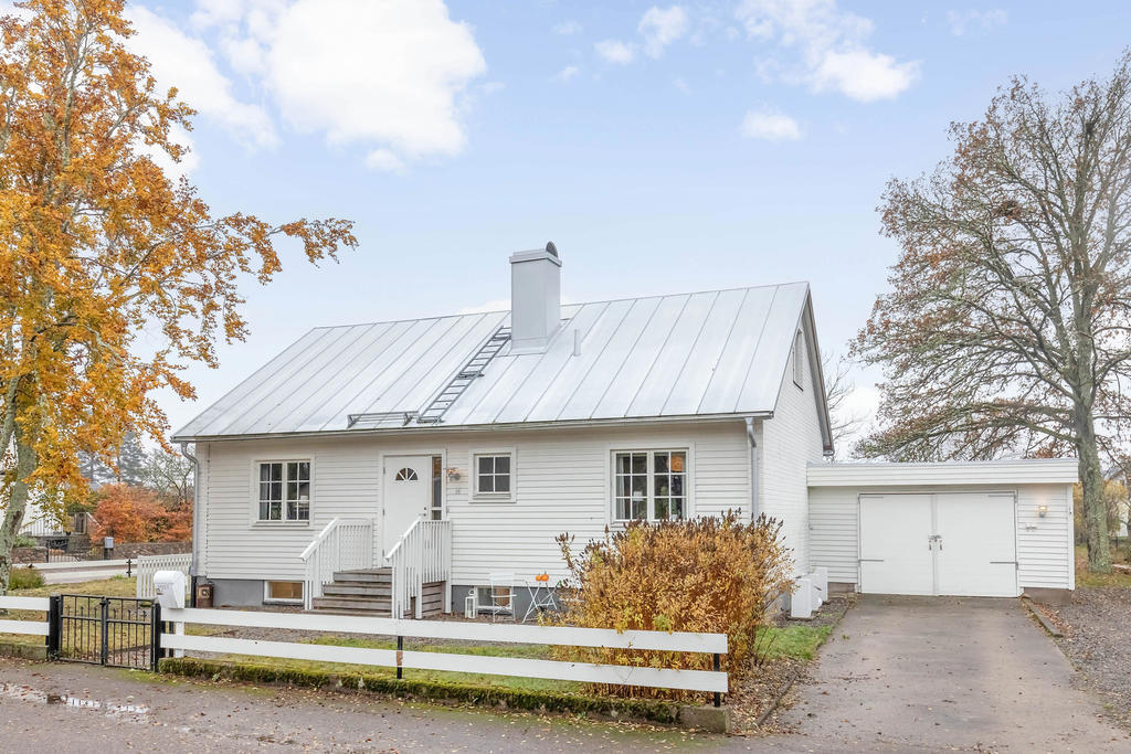 Vacker villa med lättskött plåttak. 