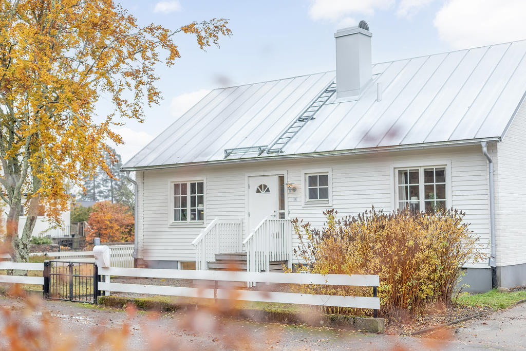 Vackert hus på lugn gata,