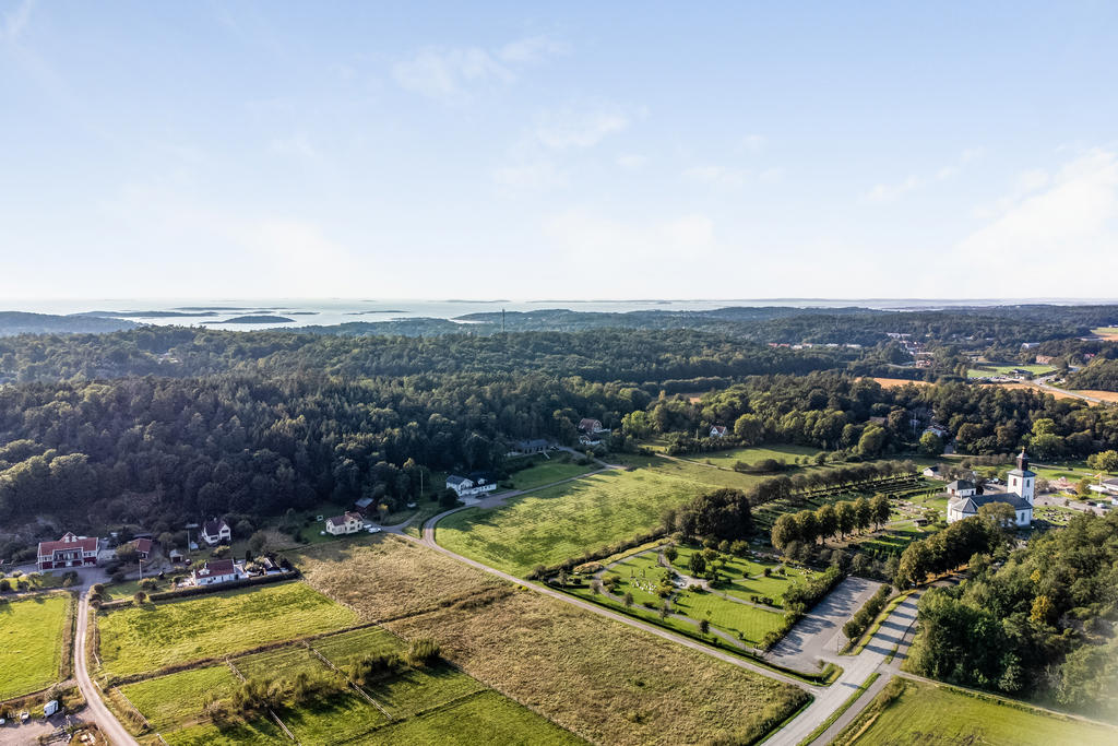 Vackra Släps kyrka angränsar till fastigheten