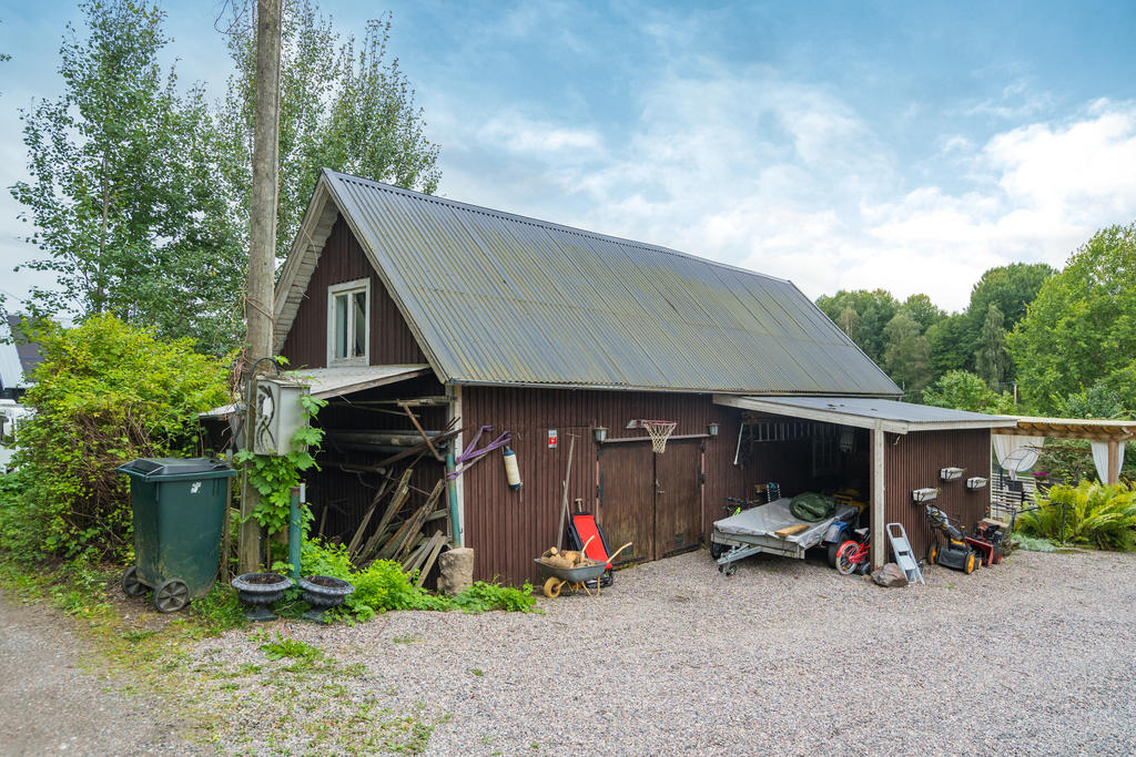 Verkstad med loft ovan