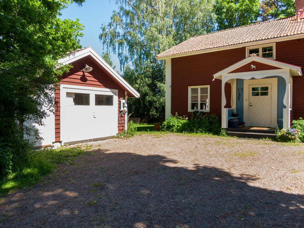 Det finns även ett mindre garage