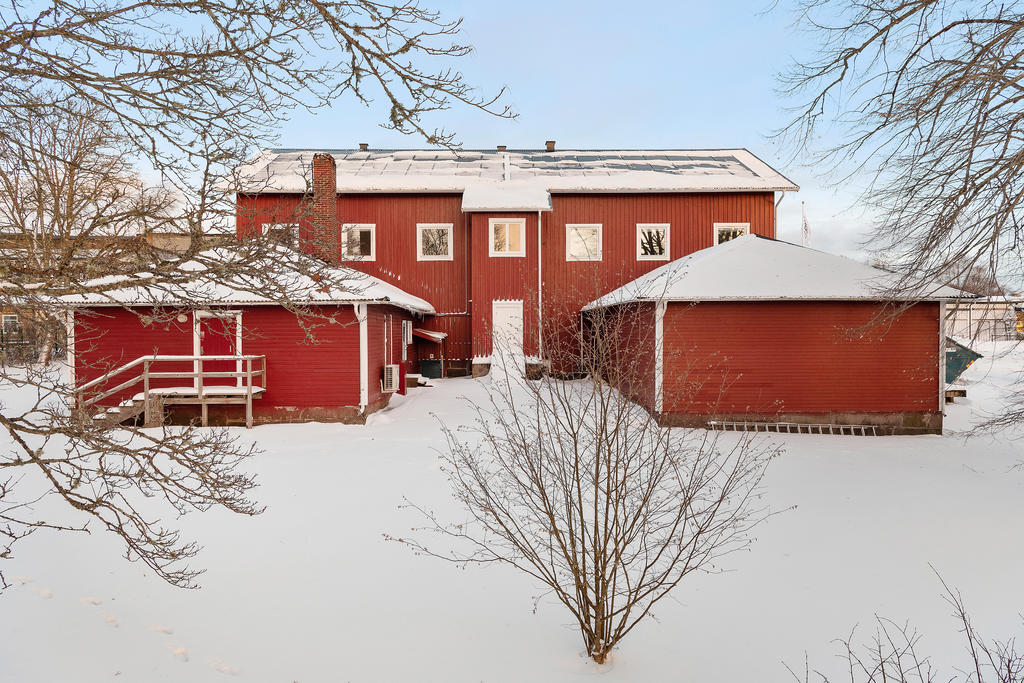 Baksidan av fastigheten med solceller