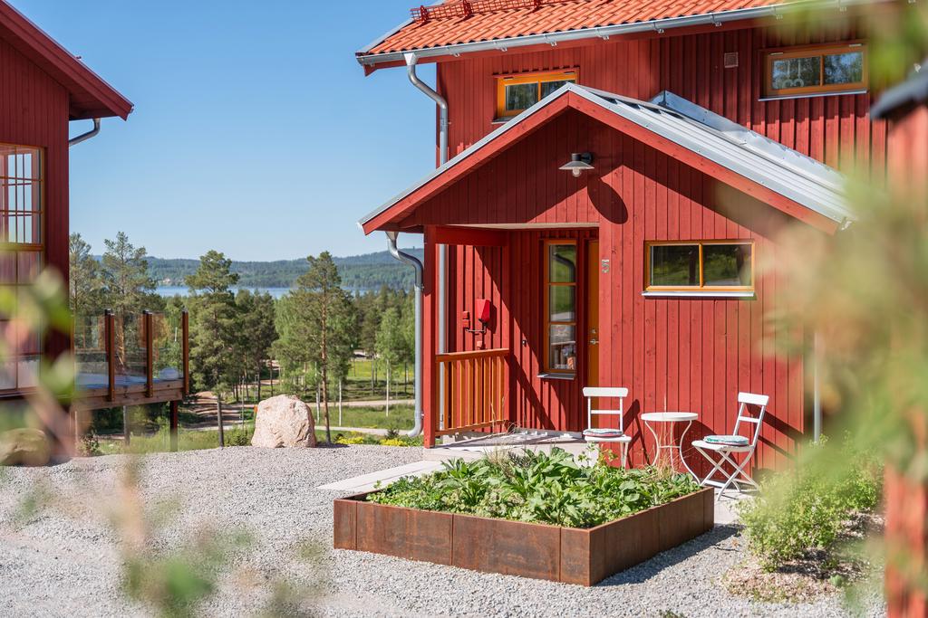 Alla parhus har egen entré med en liten sittplats där man kan avnjuta morgonkaffet i soluppgången.