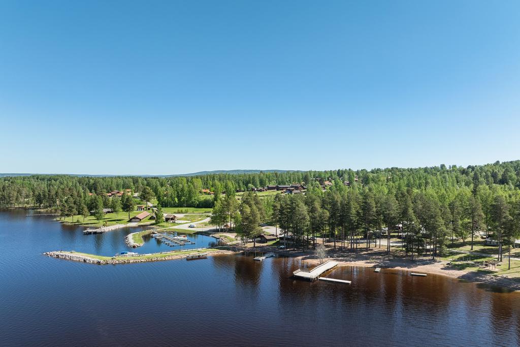 Tällbergs camping, med sandstrand och småbåtshamn.