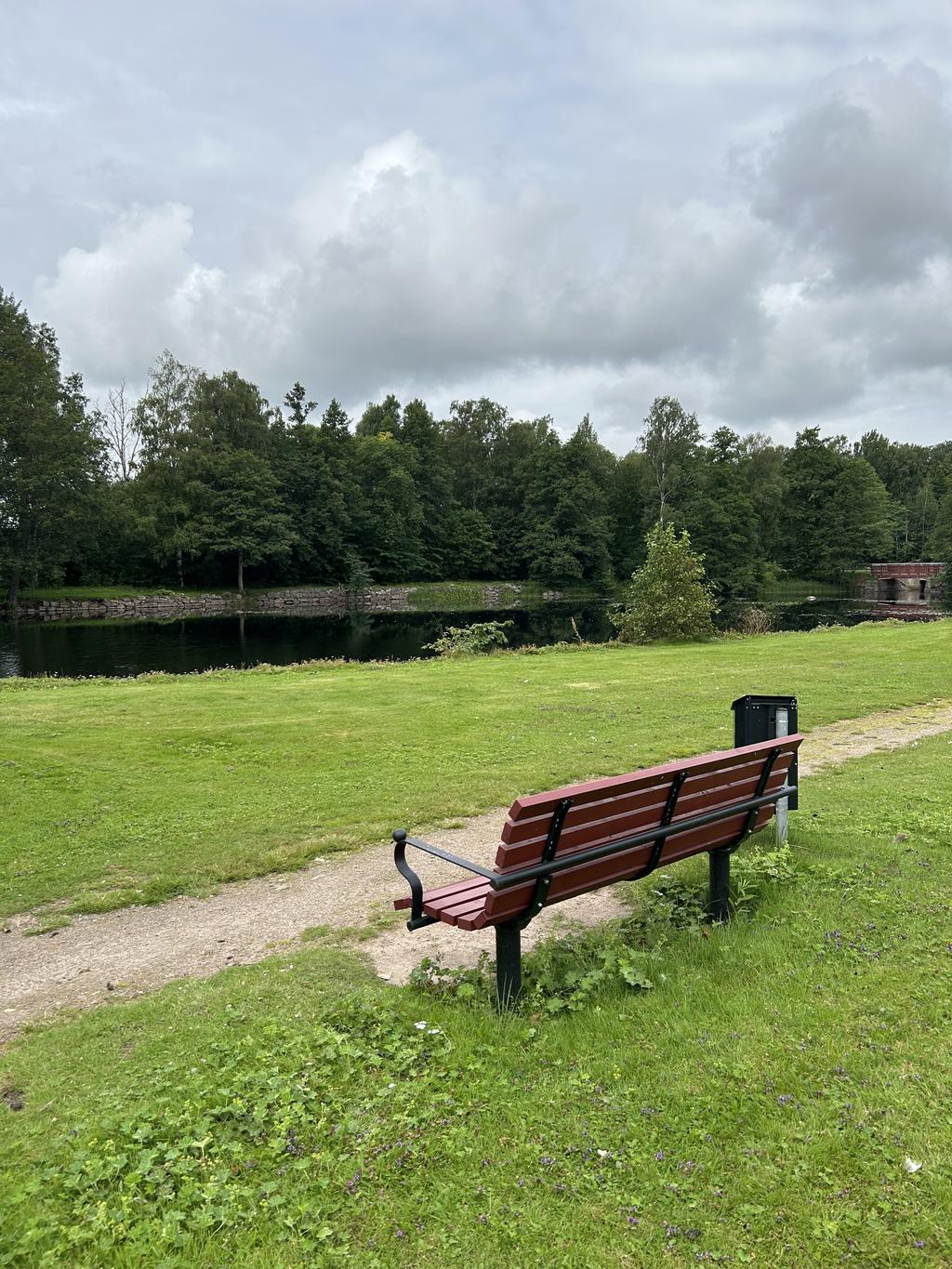 Mysiga promenadstråk och sittplatser utefter Bruksdammen i Björneborg.