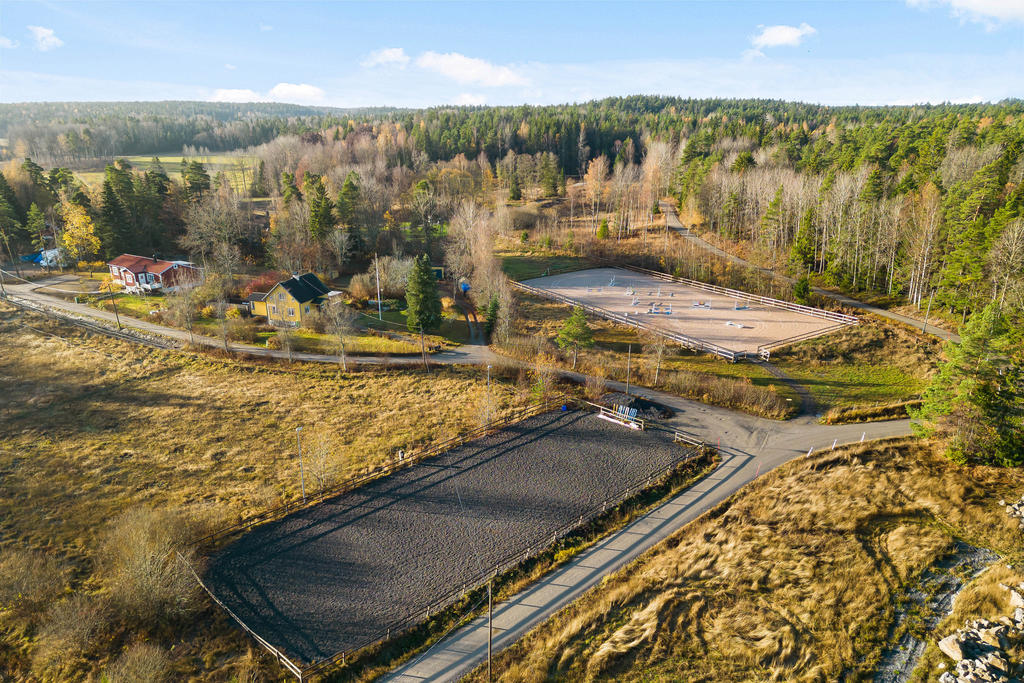 Ridbanor, den närmaste gummiflisbelagd och den till höger med fibersand