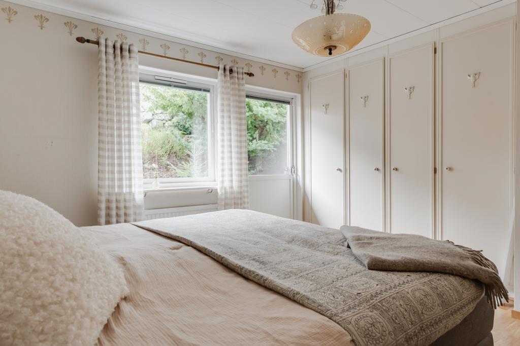 Master bedroom på övre plan med utgång till husets baksida