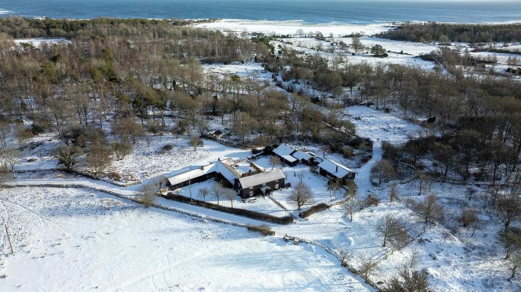 Östregården ligger cirka 600m från havet i både öst och västlig riktning!