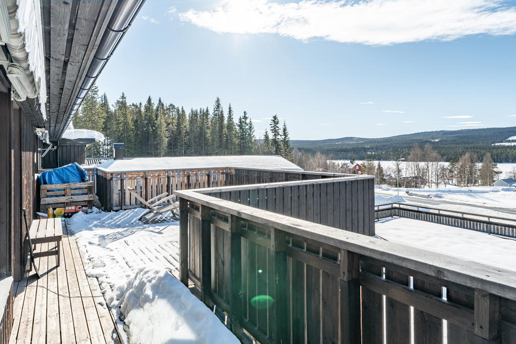 Balkong och altan i söderläge med utsikt över sjö och fjäll.