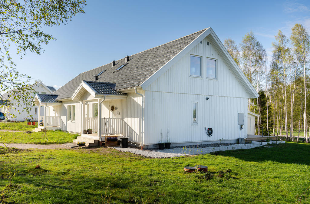 Huset ligger på solig hörntomt med utsikt till allmänning. 