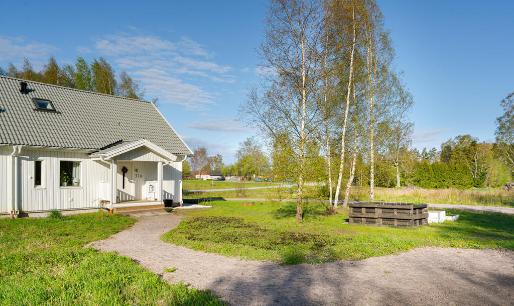 Framsidan och uppfarten till huset