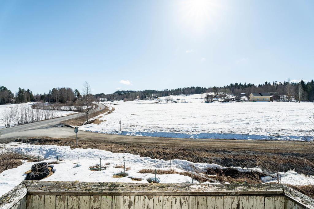 Vy från balkongen (renoveringsbehov)