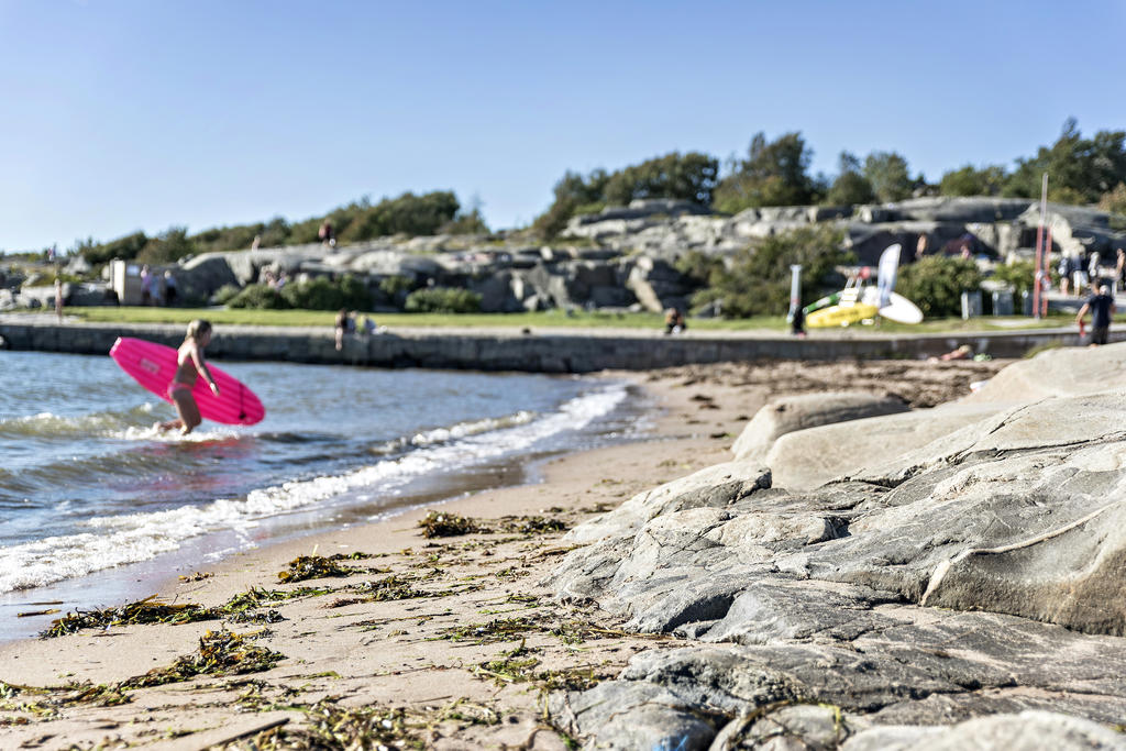 Inte lång från bostaden finns trevliga Fiskebäcksbadet med både sandstrand och brygga.