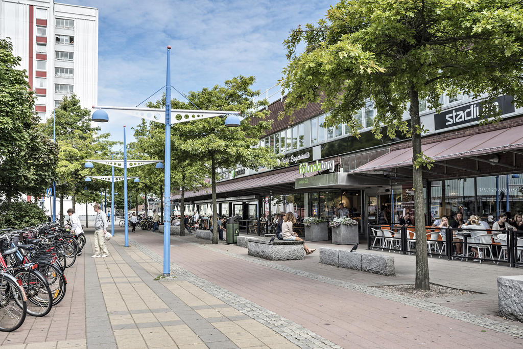 Besök gärna Frölunda Torg med ca 180 restauranger och butiker.