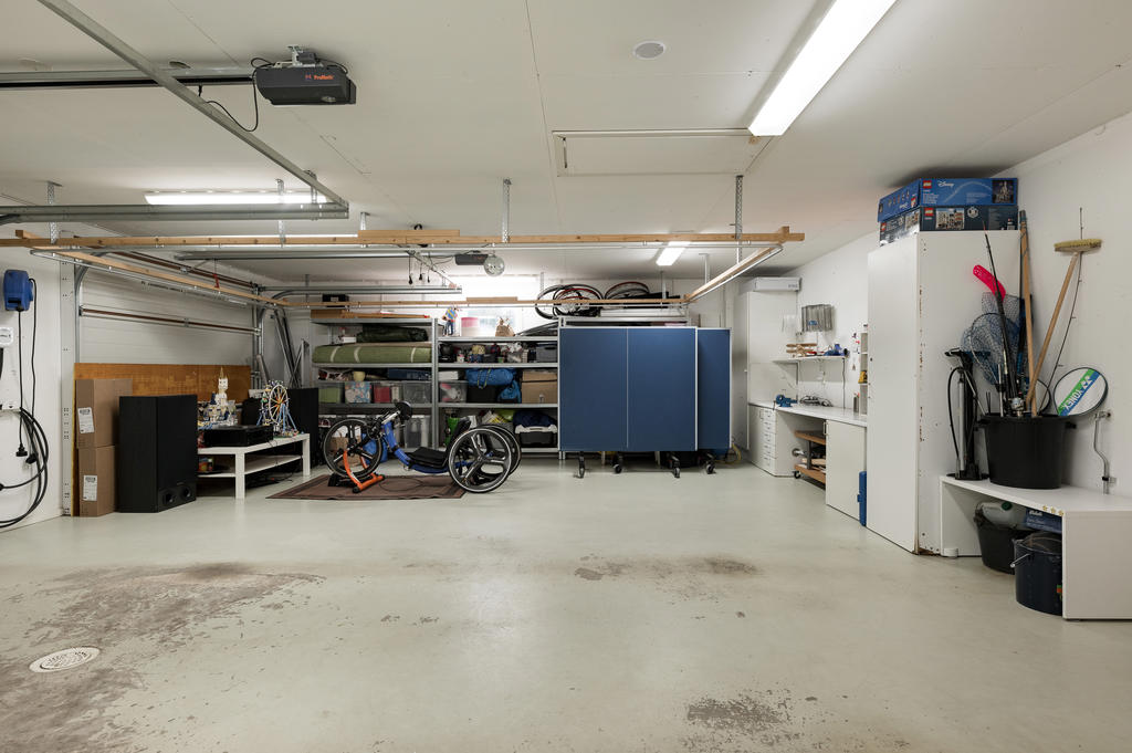 Dubbelgarage med elbilsladdare, vattenburen golvvärme och elektriska garageportar