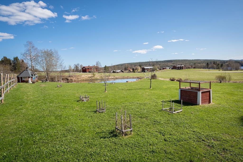 Välkommen bort till dammen och grillkåtan