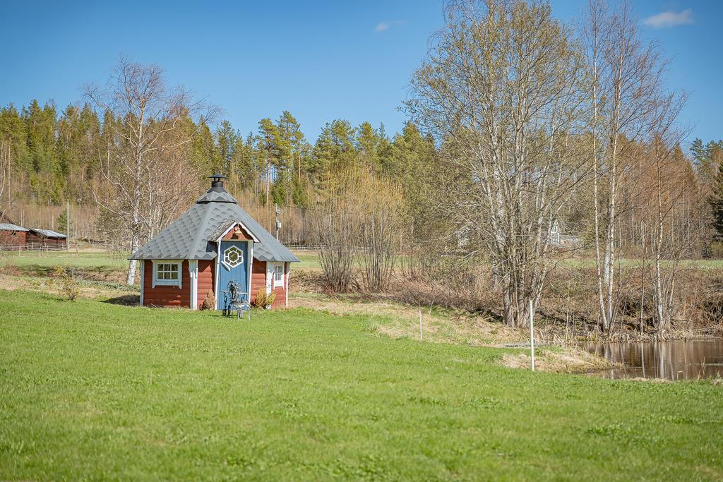 Grillkåta intill dammen