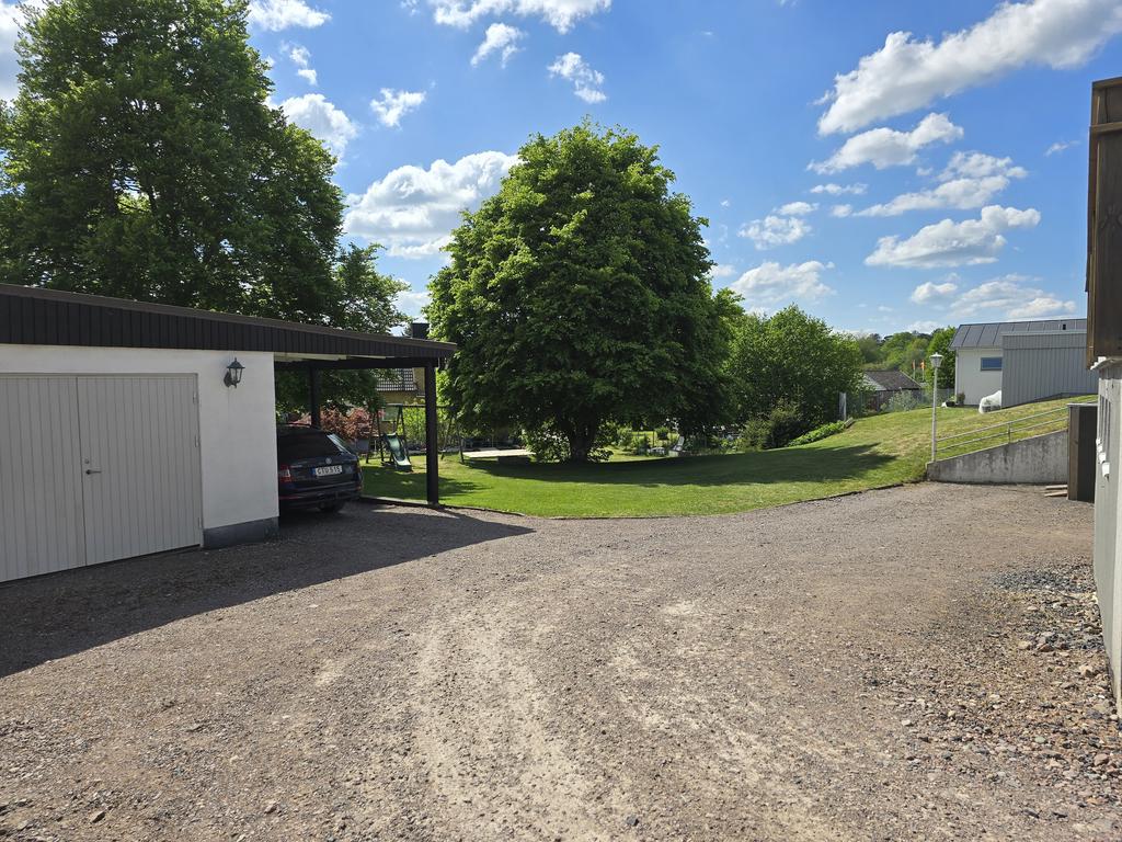 Garage & carport