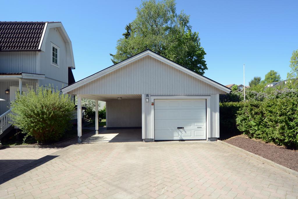 Stor uppfart, carport och garage. Fler bilar i familjen? Inga problem!