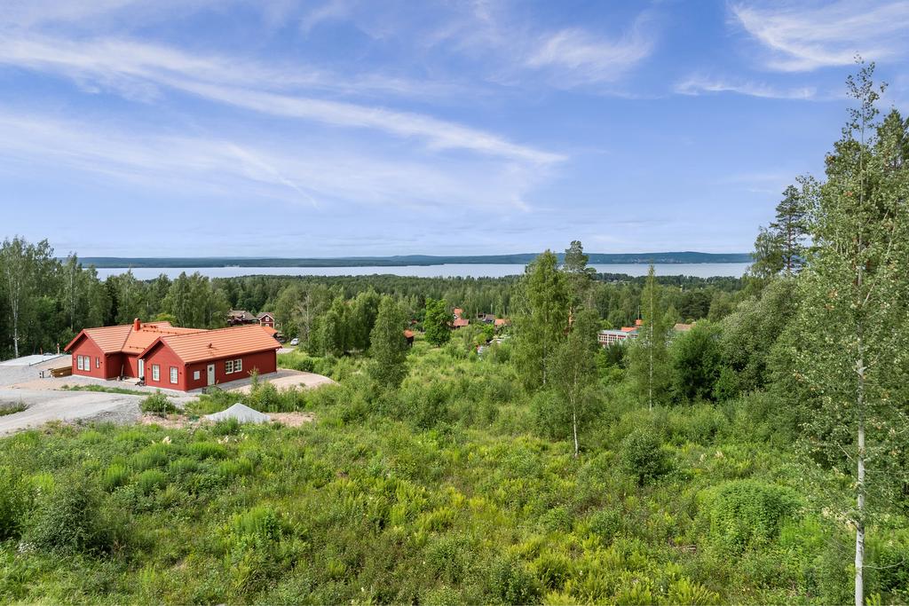 På gång- cykelavstånd ligger även Tällbergsbadet och småbåtshamn med gästhamn.