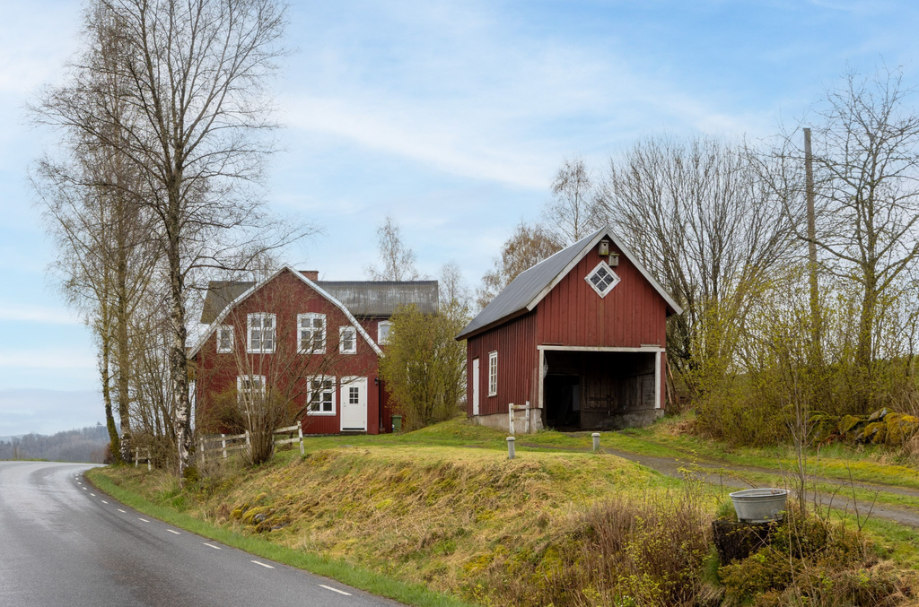 Entrésida med carport /förråd