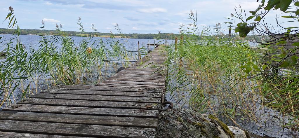 Del i brygga och båtplats ingår, säljarens bild