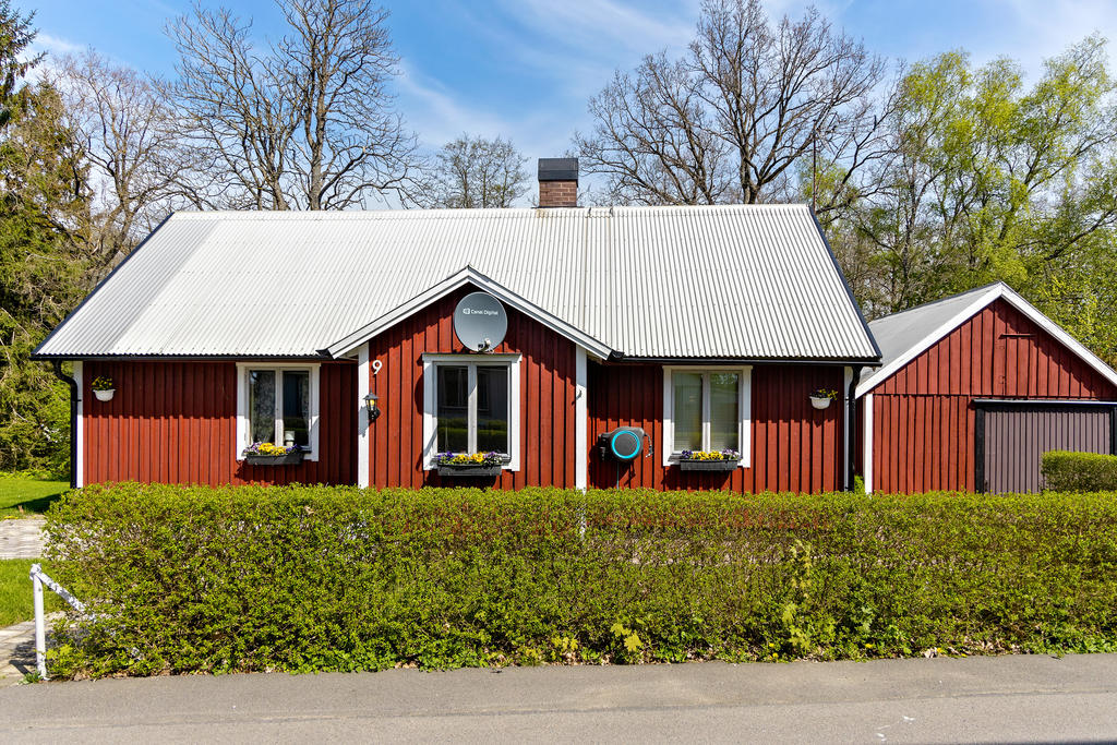 Trevlig framsida med häck ut mot gatan