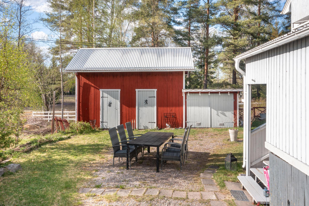 Uthus med bra förvaring samt ett litet cykelgarage. 