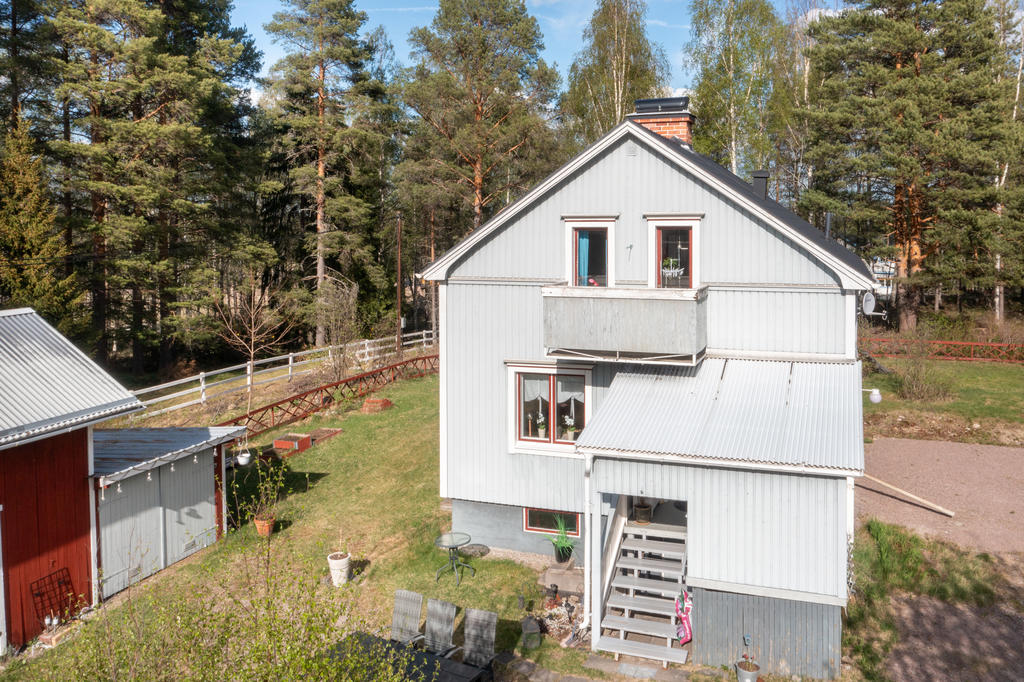 Fasad i väst med balkong över entrén. 