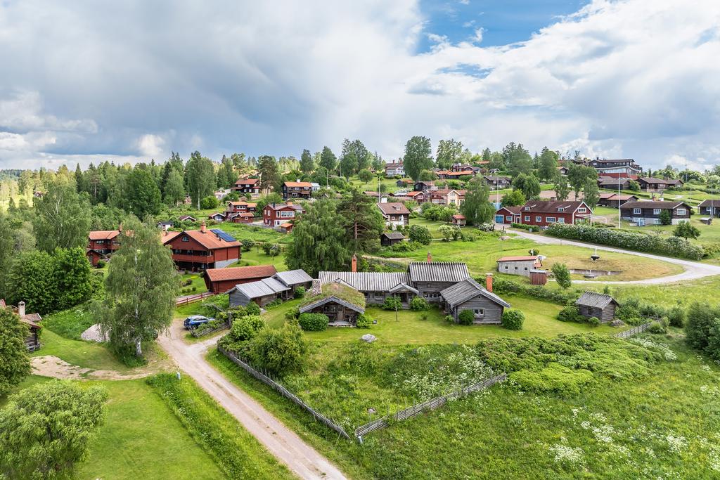 Tällberg är ett oerhört vackert och populärt område där du kan njuta av både natur, bad och socialt liv året om, oavsett årstid.