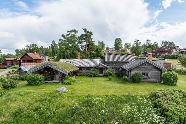 Sällsynt tillfälle att förvärva ett mycket unikt hus med bästa läge på höjden i Tällberg.