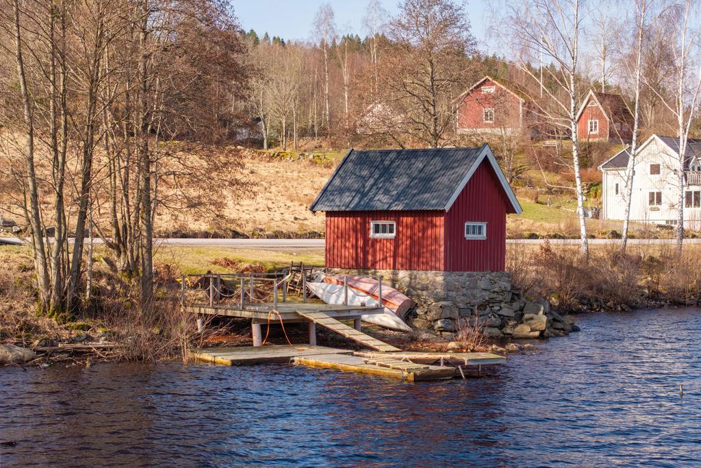 Brygga med sjöbod