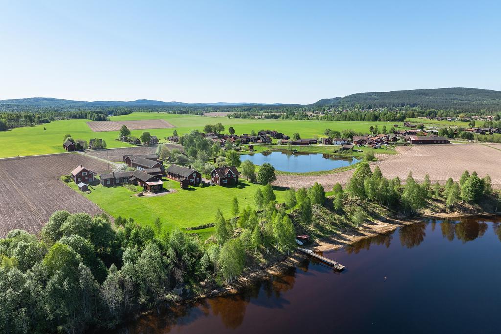 Ytteråkerö, som är en del av populära Häradsbyggden ligger strax söder om Leksands centrum och väster om Österdalälven. 