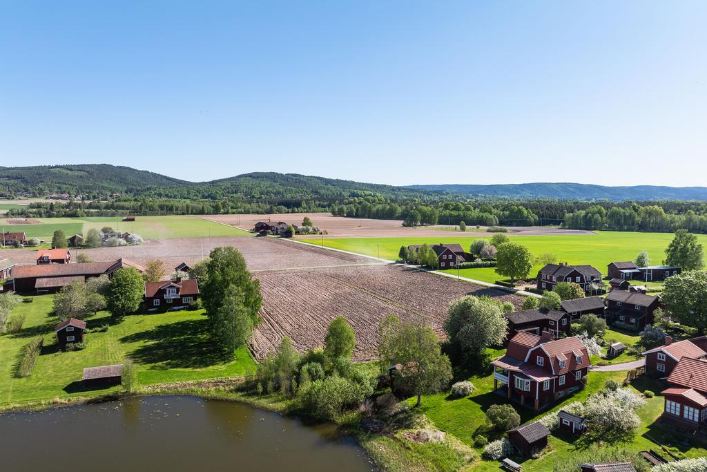 Här erbjuds en vacker bymiljö med faluröda hus med rött tegel och ett böljande landskap med stora öppna åkrar. 