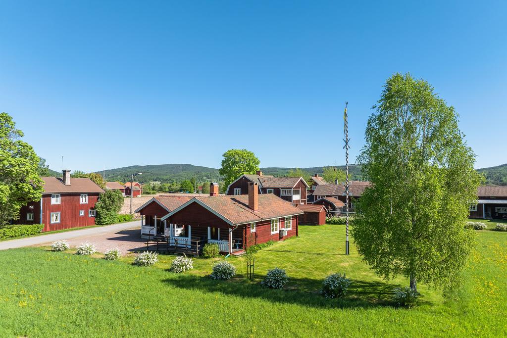 Bystugan ligger snett över byvägen från tomten.