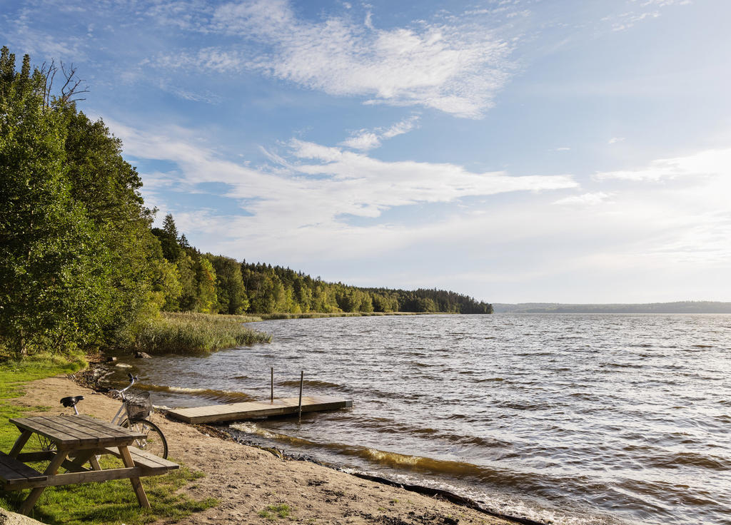 I anslutning till Slottsbyn finns flera badplatser