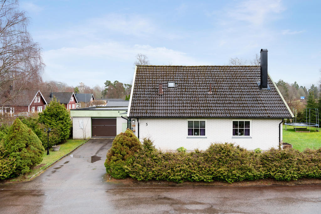 Bekvämt med både garage och en stor uppfart med plats för två bilar