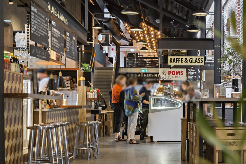 Malmö saluhall med ett högkvalitativt utbud av olika matrestauranger, stenugnsbageri och glass.