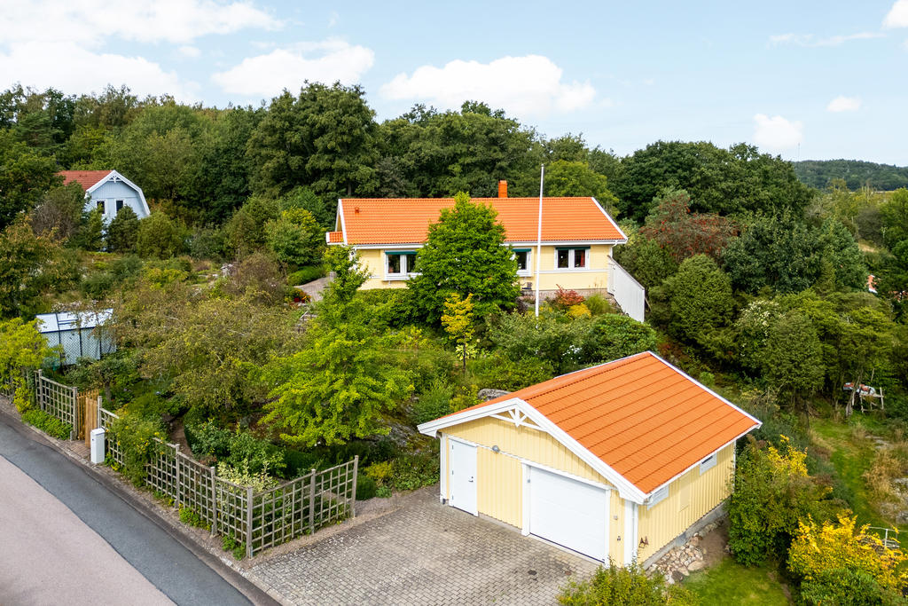 Gärdebacksvägen 22 - högt beläget hus med garage på fantastisk trädgård