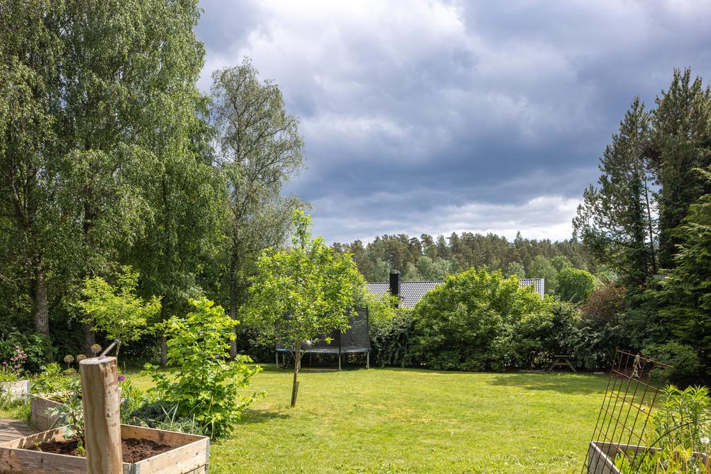 Stort trädgård för både lek och odling