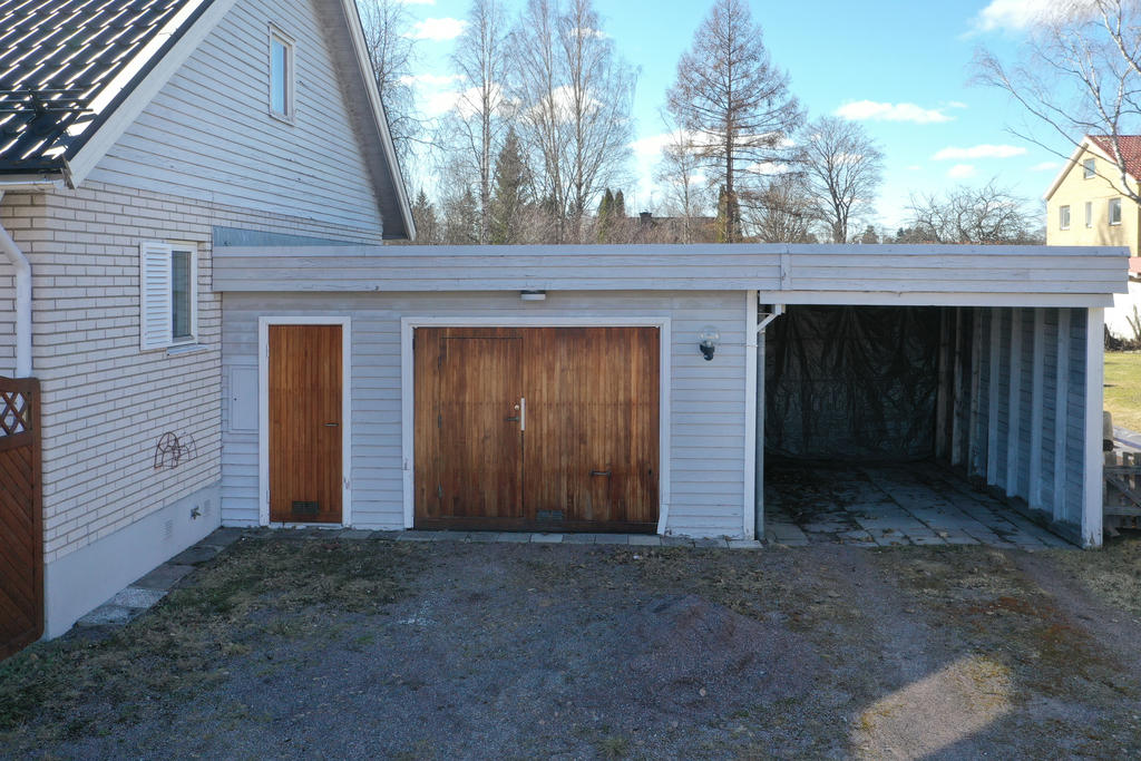 Garage i anslutning till huset med carport intill. 