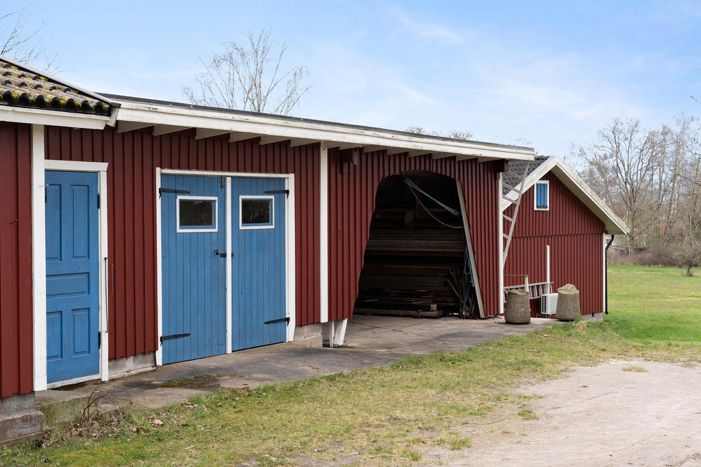 Verkstadsbod och carport 