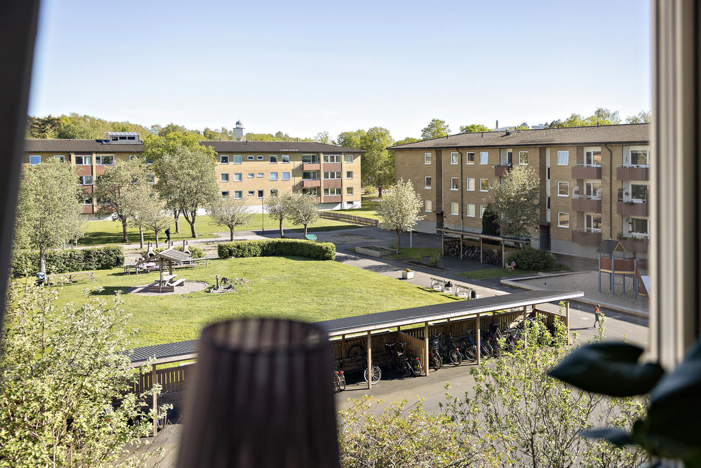 Välskött och grönskande innergård med grillplatser, lekplats och plats för umgänge 